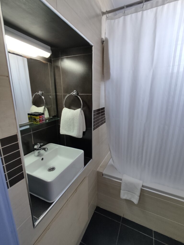 1713516883908 Mariandy hotel room